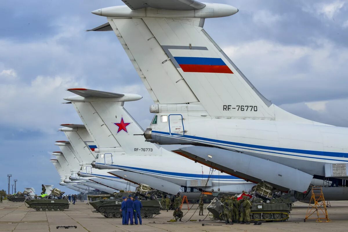 Ил строй. Самолет ил 76. Ilyushin il-76md-m. Самолет ил-76 вкс россии. Самолёт ил-76мд-90а.