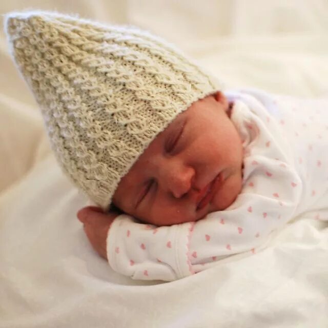 Ей 0 месяцев. Книттинг Беби. Шапка для новорожденного. Вязаные шапки для новорожденных. Вязаные шапочки для младенцев.