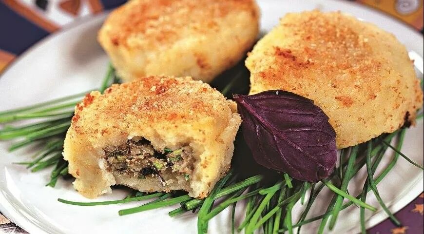 Мясной фарш пюре. Картофельные биточки с начинкой. картофельные котлеты из пюре. картофельные котлеты из пюре с начинкой. картофельные котлеты с фаршем.