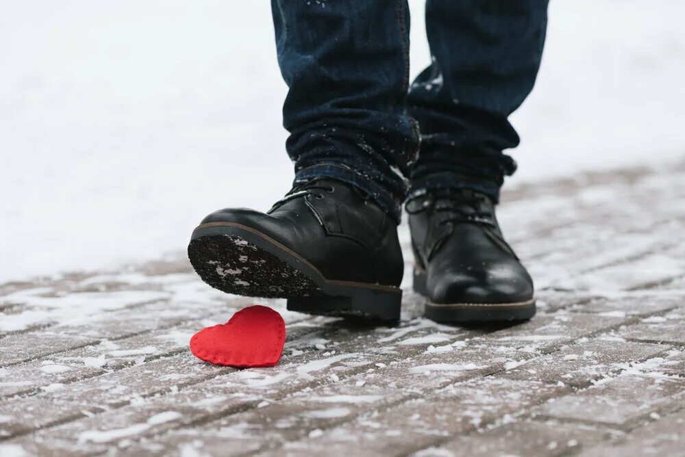 Растоптанная девушка. Растоптанная девушка. Наступила шпилькой на руку. Растоптанная девушка. Ноги и цветы.