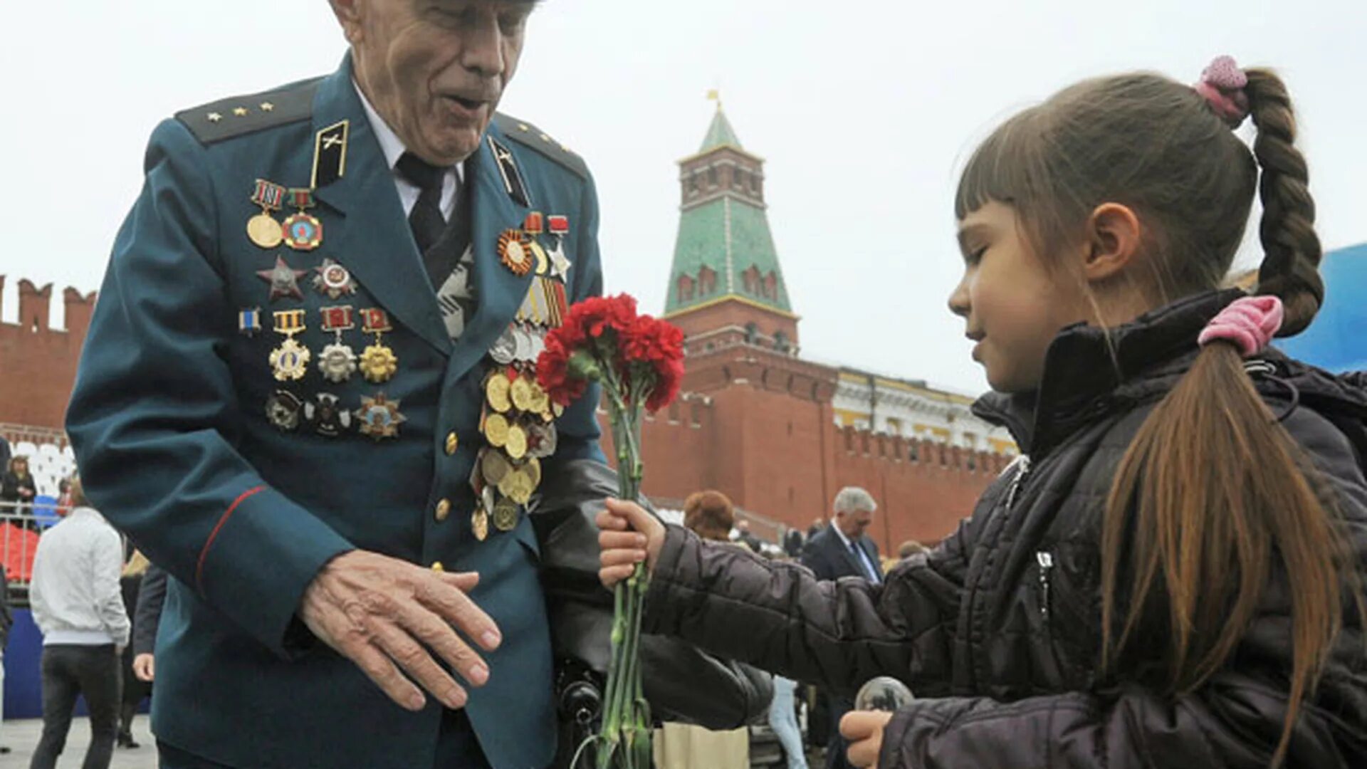 День победы подростки. Ветераны Великой Отечественной войны на красной площади. С днем Победы. Ветераны на красной площади. Ветераны на параде Победы.