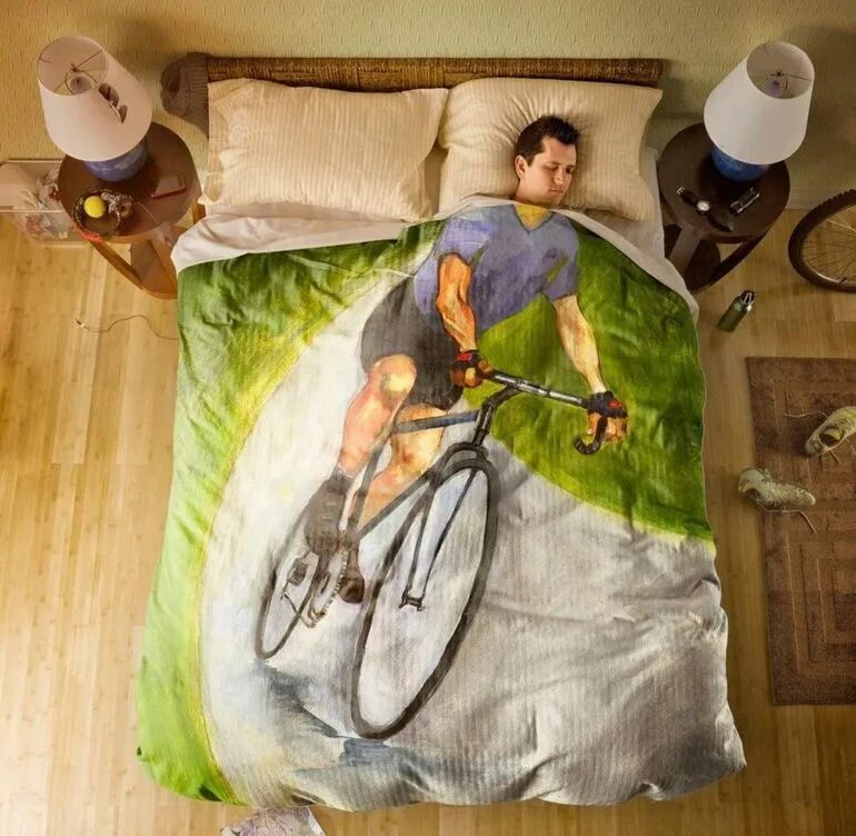Также есть чем заняться. Одеяло с велосипедом. Постельное белье велосипедист. Шутки я занимаюсь спортом. Спортивного утра прикольные.
