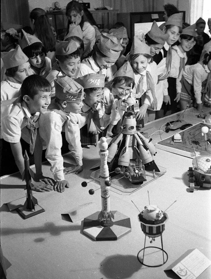 дети и космос ссср. дети ссср мечтают о космосе. мальчики (ссср, режиссёры ренита григорьева, юрий григорьев). космонавт 60х года ссср. советская космонавтика.