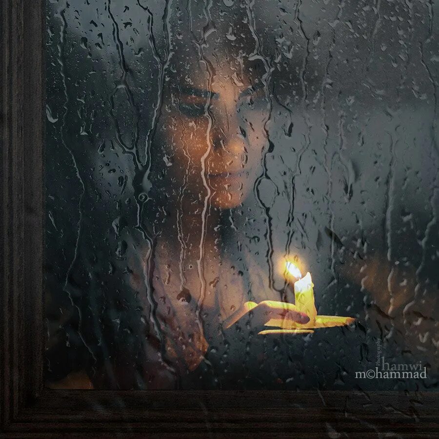 Свеча в окне. Дождь в окне. Девушка за окном дождь. Горящая свеча на окне. Музыка холодный дождь