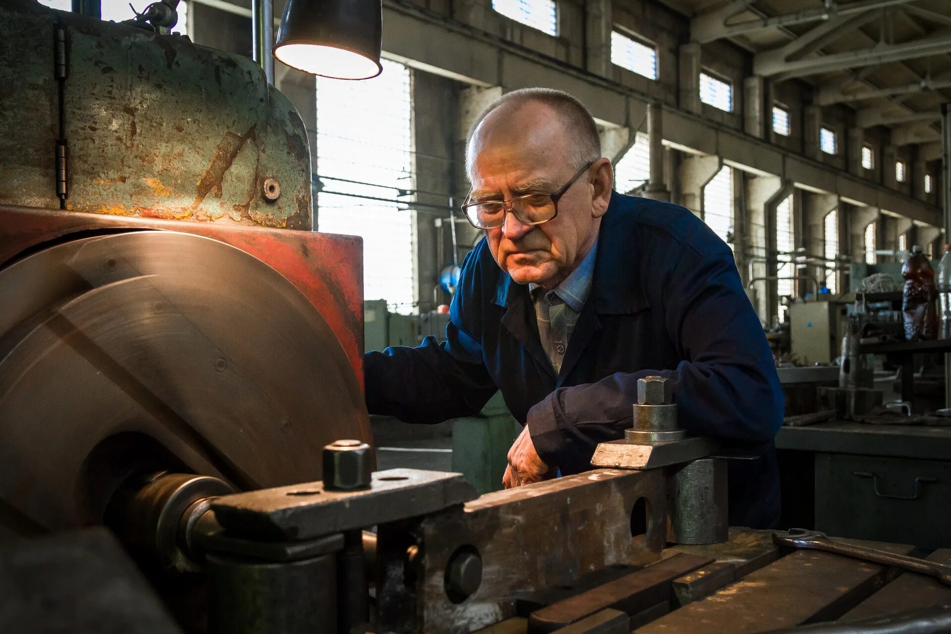 Токарь универсал. Рабочий у станка. Токарь фрезеровщик. Токарь. Токарь на заводе.