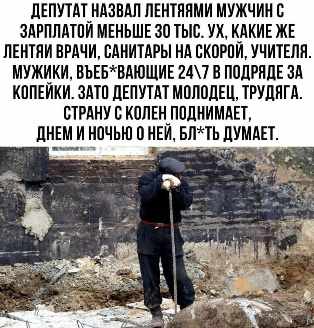 Считает деньги. Маленькая зарплата мужчины. Человек с деньгами. Неравенство зарплат. Маленькая зарплата мужчины.