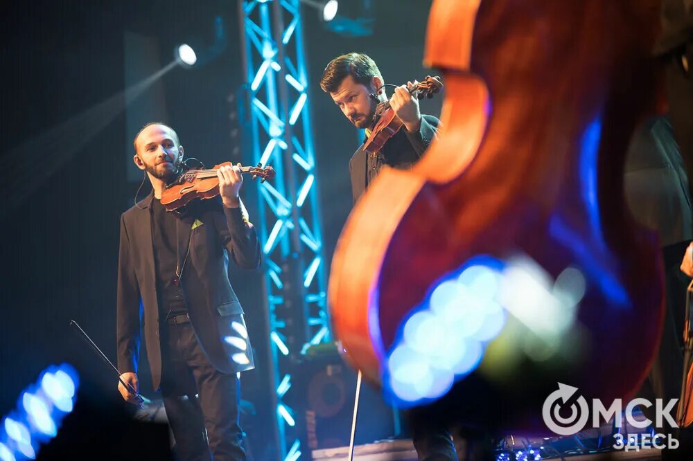 Музыкант. Уличный музыкант гитарист. Музыканты удивляют. Музыканты удивляют. Сумасшедший дирижер.