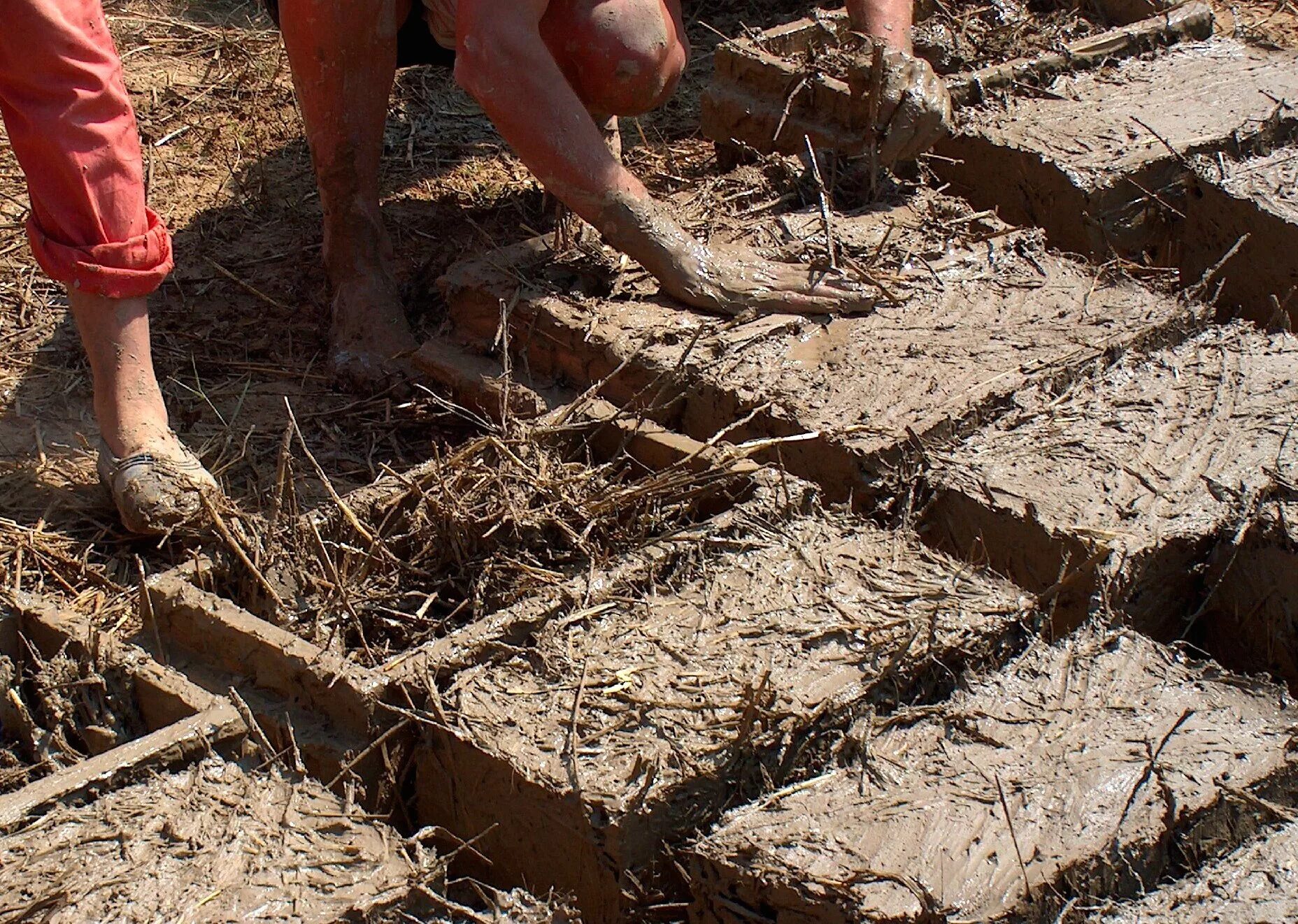 Глина для отсыпки. Глина навоз. Черная земля это чернозем. Глина навоз. Дрова земля навоз перегной.