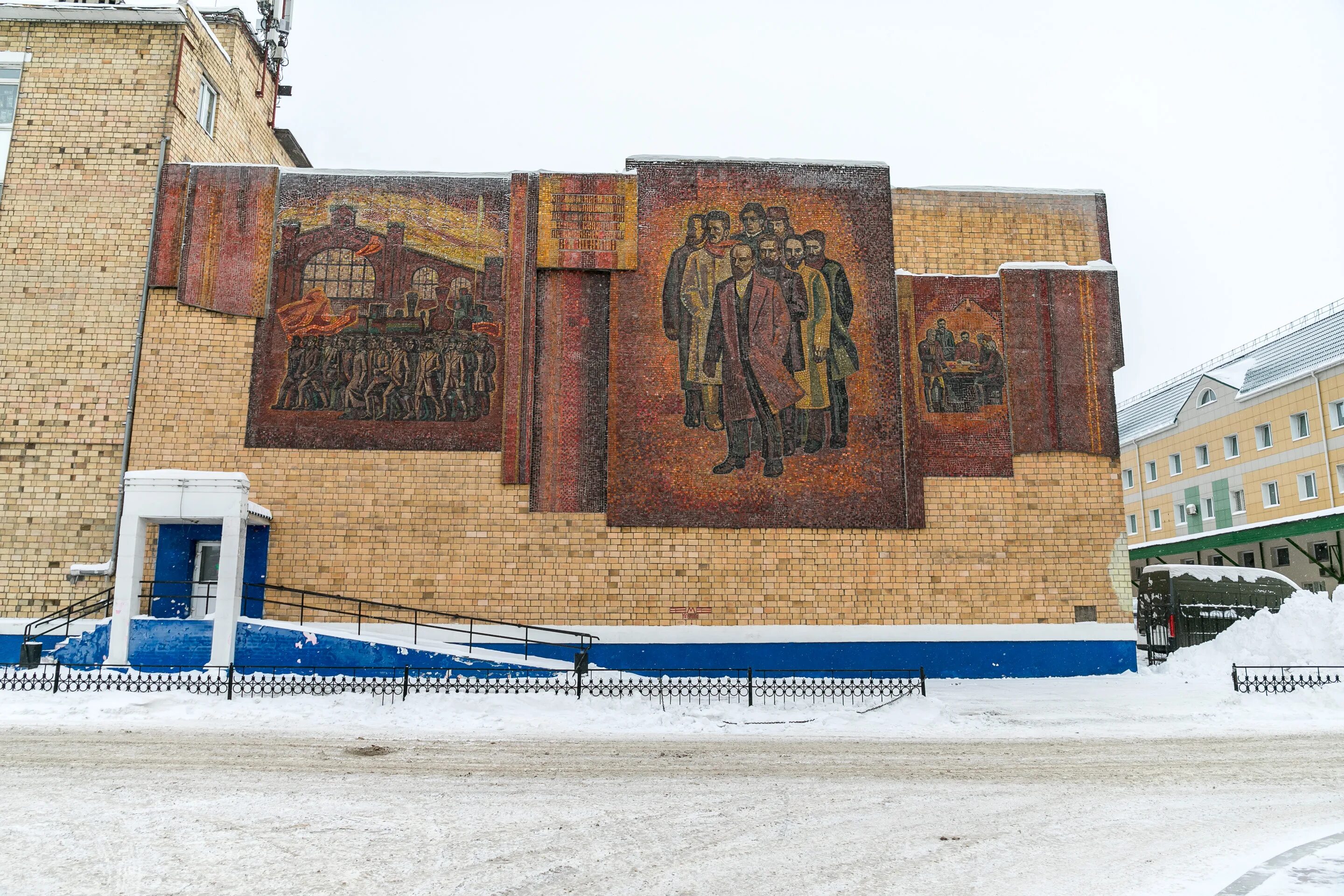 Мозаики красноярска. ДК Красноярск мозаика. Советская мозаика в Норильске. Советские мозаики Красноярска. Монументальная мозаика СССР.