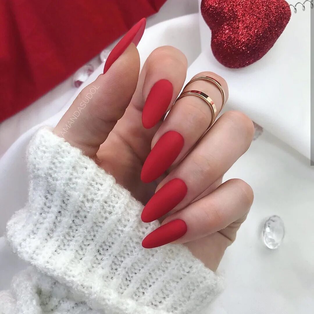 Яркий красный маникюр. Ерасныйманикюр миндаль. Маникюр разный матовый. Красный матовый маникюр 2022. Красные ногти миндаль.