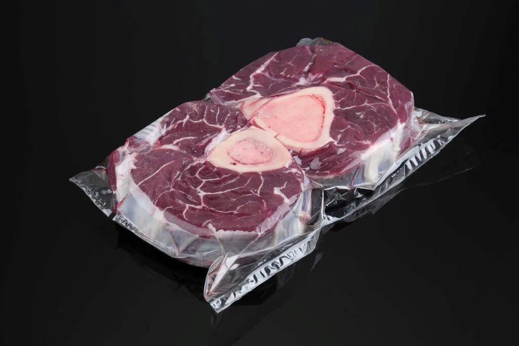 Замороженное мясо купить. Голяшка говяжья замороженная. Мясо в вакуумной упаковке. Говядина в вакуумной упаковке. Мясо охлажденное упаковка.
