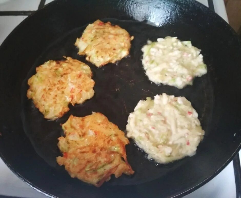 Оладьи с крабовыми палочками фото. Котлеты с крабовыми палочками. Оладьи с крабовыми палочками. Оладьи из крабовых палочек с сыром. Оладьи с крабовыми палочками фото.