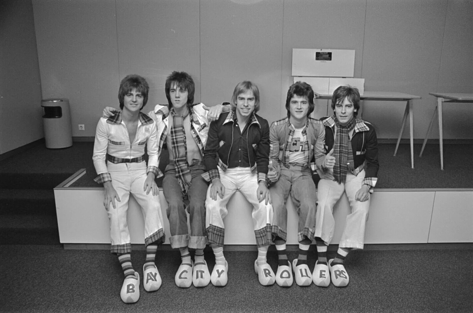 Группы 1976 года. Группа Bay City Rollers. Иэн Митчелл Bay City Rollers. Bay City Rollers дискография. Бэй Сити Роллерс Википедия.