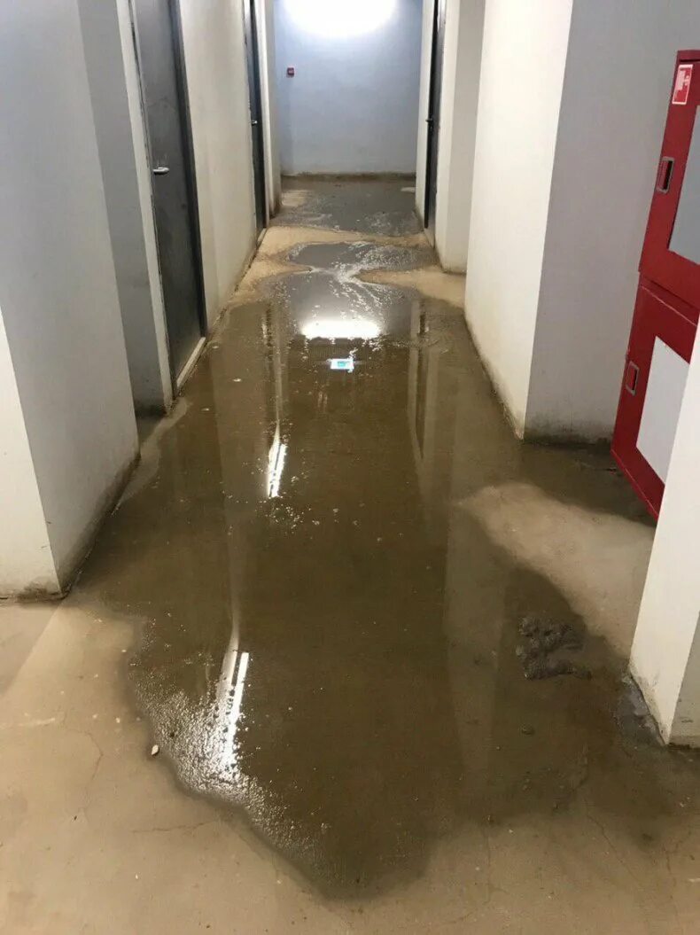 Прорыв трубы в квартире. Затопило кухню. Прорыв трубы в квартире. Старые трубы водоснабжения. Прорвало трубу.