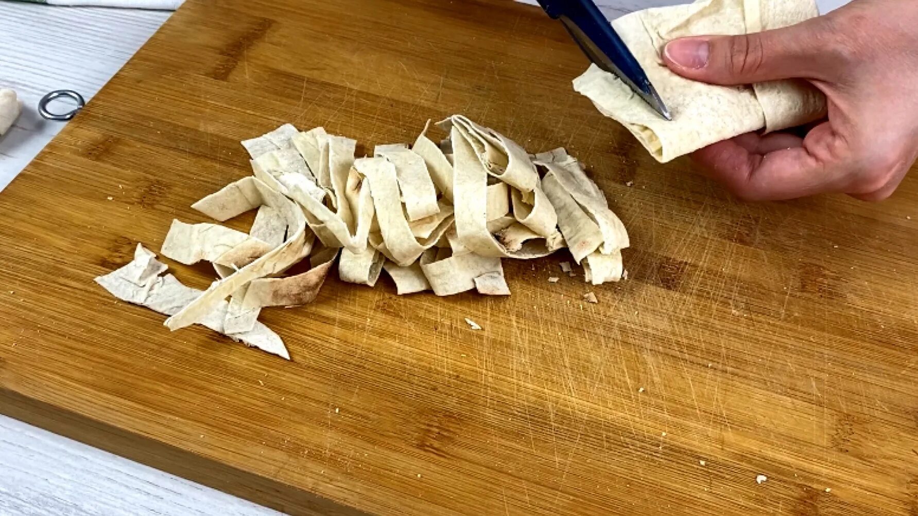 Лаваш нарезать соломкой. Лаваш нарезать соломкой добавить. Лаваш нарезать на сковороду. Лаваш нарезать на сковороду. Завтрак из лаваша и сыра.