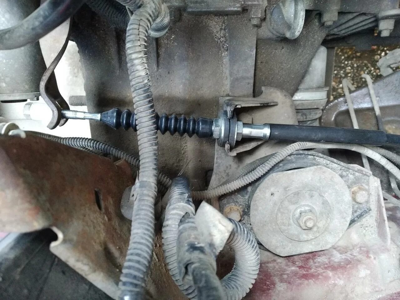 Как поменять трос на приоре. Регулируем тросик сцепления приора. Трос ручника приора хэтчбек. Тросик сцепления приора 16 клапанов. Тросик сцепления гранта 8 клапанная.