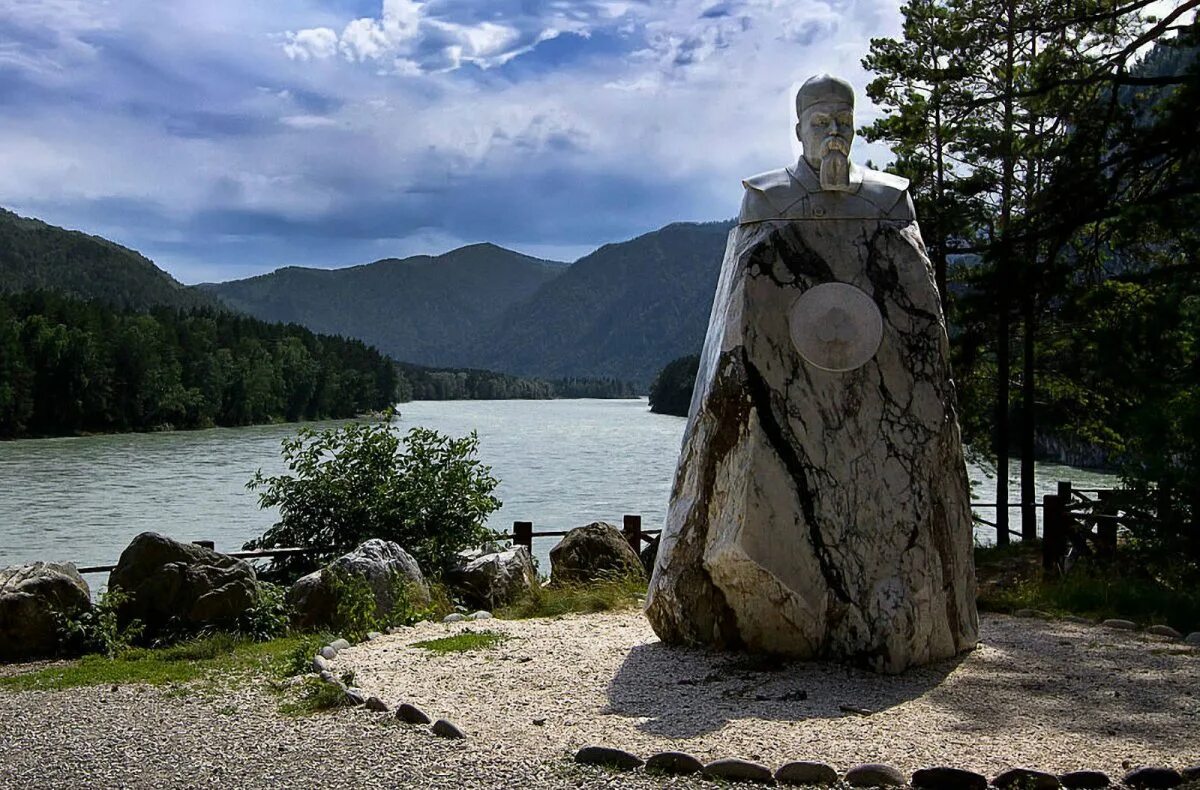 Алтайские истории. Памятник рериху горный алтай. Памятник суслику горный алтай. Горный алтай 19 век. Памятник н рериху горный алтай.