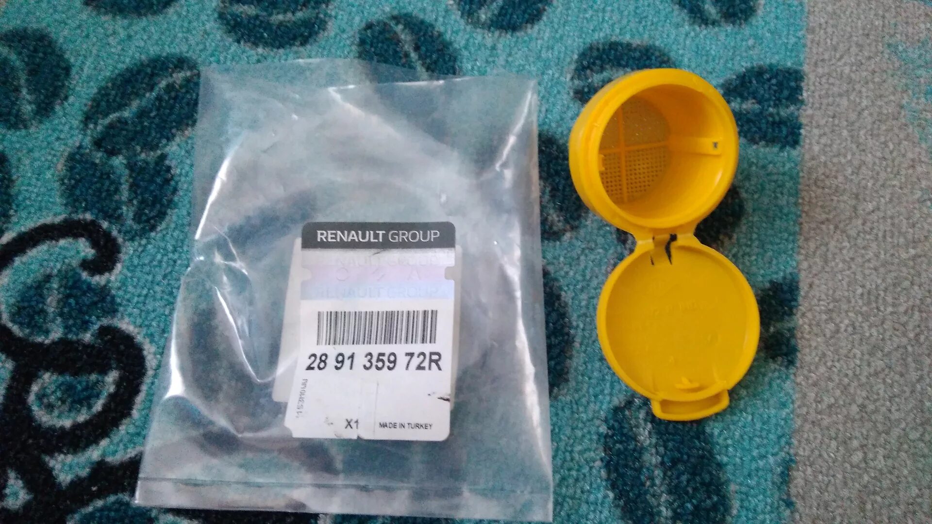 289135972r крышка бачка омывателя. Крышка бачка омывателя рено. Крышка бачка омывателя рено. Крышка бачка омывателя рено логан. Крышка бачка омывателя рено.