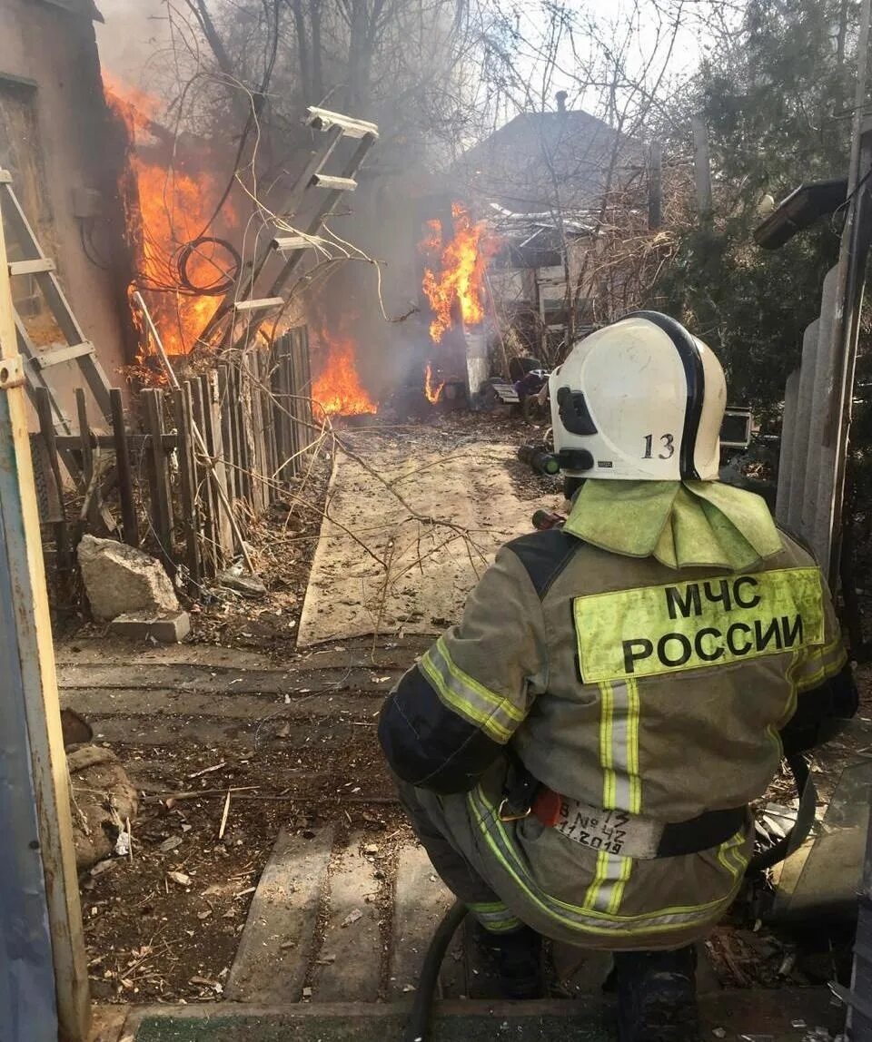 Пожарные пос. Пожар в Волгограде. Пожары в Волгоградской области. Пожары в Жирновском районе. Пожар в Волгограде 2022.