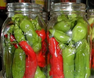Маринованный острый перец вместе