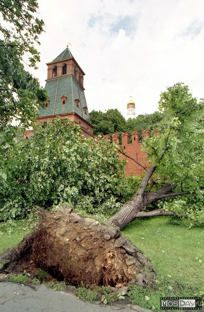 Буря в москве 1998 года. 11 июня 1998. Смерч в москве 1998. Ураган в москве 1998 кремль. Ураган, июнь 1998.