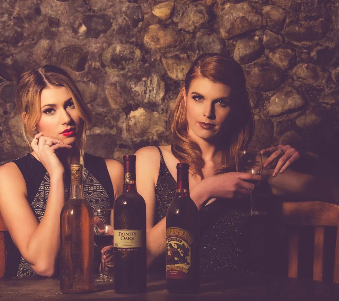 Подруги в баре. Две девушки выпивают. Две девушки с вином. Две девушки с бокалами вина. Подруга попила