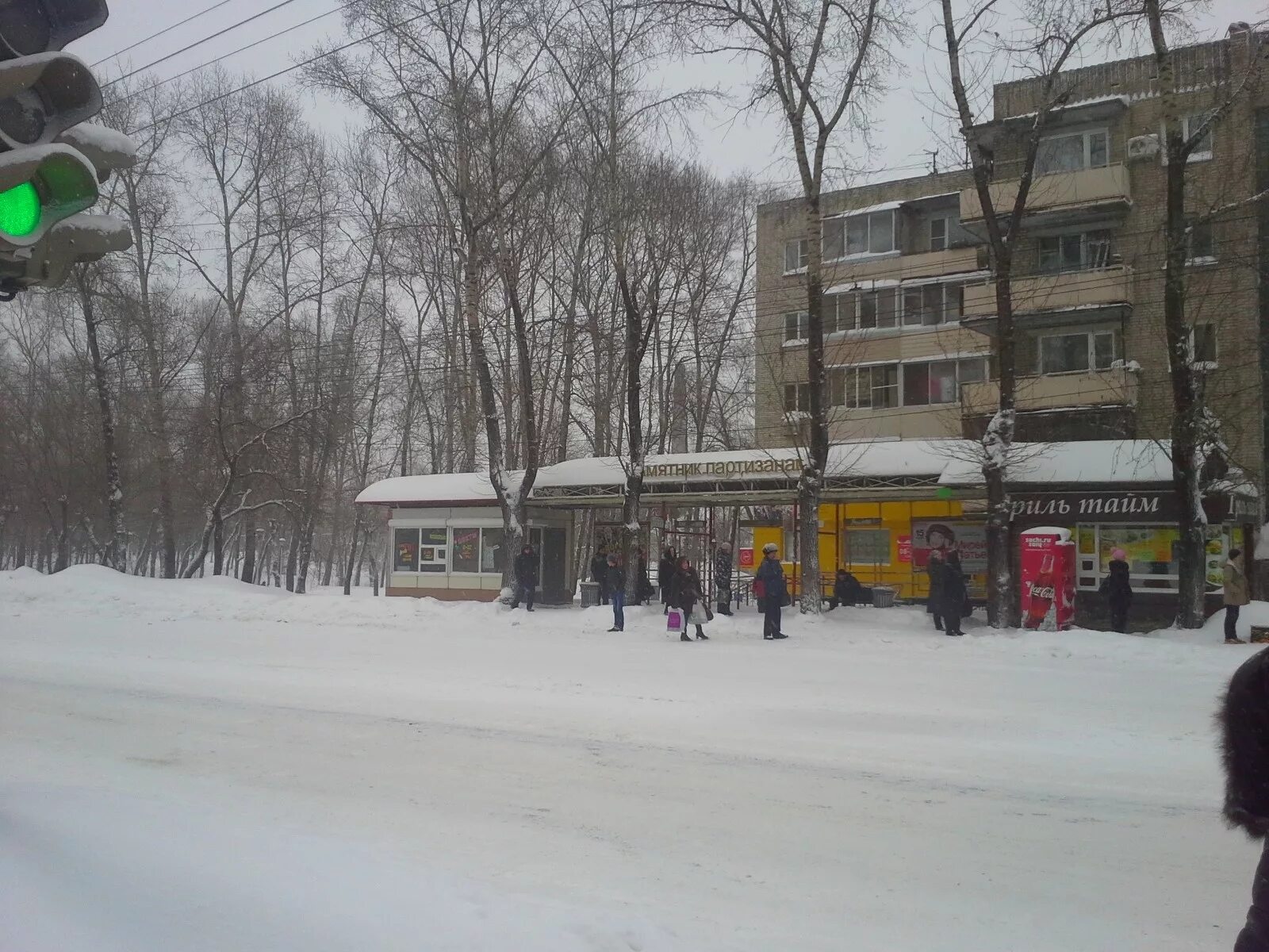 Ост хабаровск. Остановка памятник партизанам Хабаровск. Остановка первый магазин Хабаровск. Остановки Хабаровск. Дворец профсоюзов Хабаровск остановка.