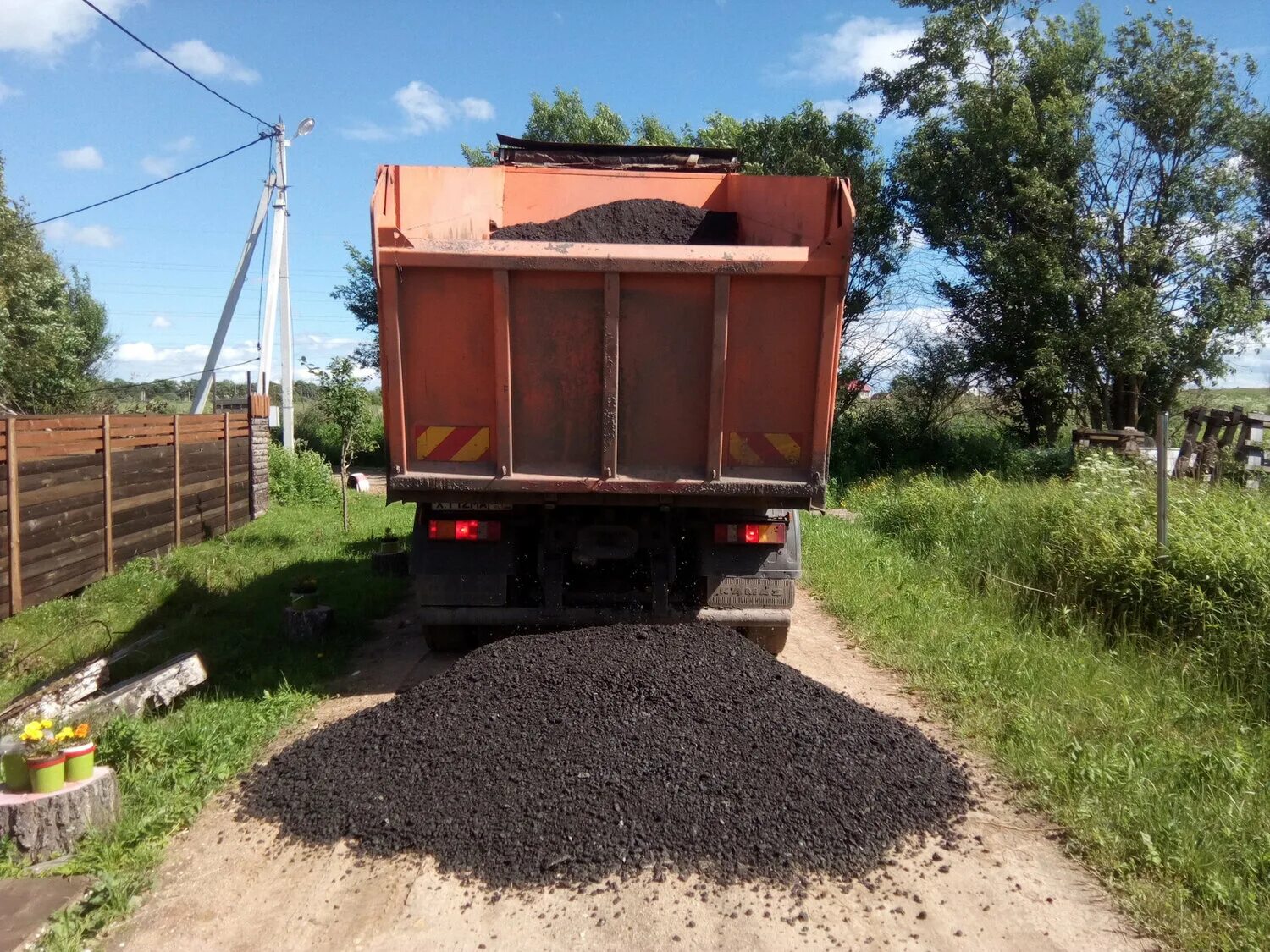 Асфальтовая крошка в мешках. Асфальтная крошка КАМАЗ. КАМАЗ асфальтовой крошки. 20 Кубов асфальтовой крошки в КАМАЗ. КАМАЗ 10 кубов асфальтной крошки.