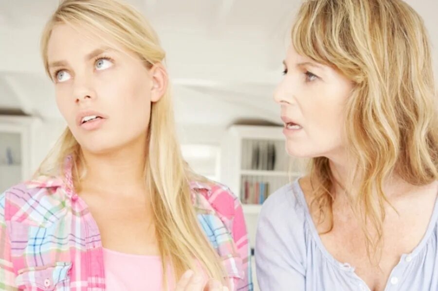 Женщина с ребенком. Ссора с мамой во сне. Мама делает из меня девочку. Девочка превращается в маму. Девочка превращается в маму.