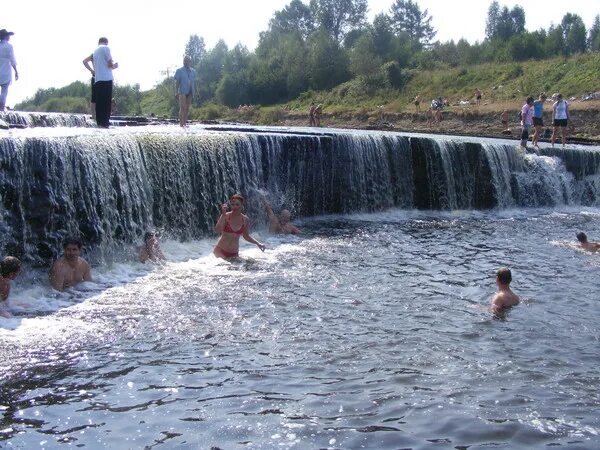 Водопад купаться. Купание Саблинские водопады. Саблинские водопады купаться. Тосненский водопад купаться. Саблино водопад купаться.