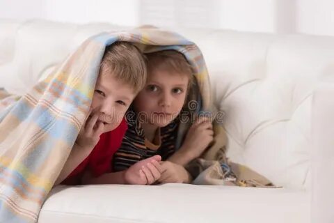 Ребенок прячется под одеялом