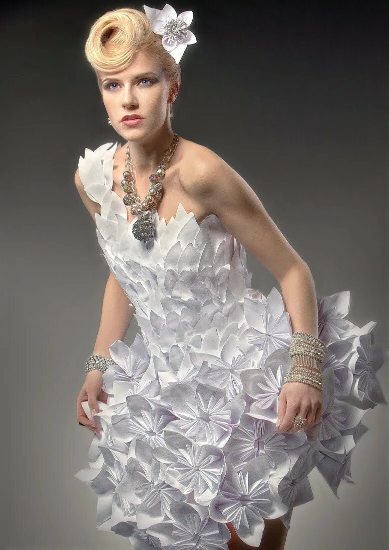 Платье из необычных материалов. Платье из подручных материалов. Платье из нетрадиционных материалов. Платье из подручных материалов. Бумажные платья.