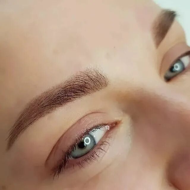 Татуаж бровей коричневый. Коричневый перманент бровей. Пермаментный макияж бровей. Коричневый перманент бровей. Татуаж бровей коричневый.