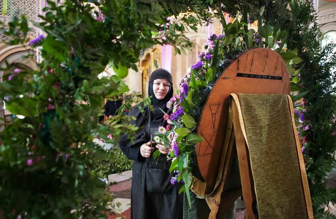 Что делать с цветами из монастыря. Святая блаженная матрона московская мощи. Храмовая флористика покров богородицы. Икона богородицы «умиление» псково-печерская. Святая блаженная матрона московская икона покровского монастыря.
