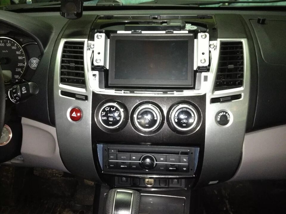 Магнитола mitsubishi pajero. Mitsubishi Pajero Sport 2012 магнитола. Штатная магнитола Mitsubishi Pajero Sport 2. Штатная магнитола Mitsubishi l200. Магнитола Митсубиси Паджеро спорт 2.