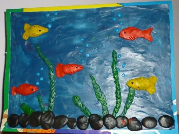 Аквариумные рыбки средняя группа. Аквариум пластилинография в средней группе. Лепка аквариум с рыбками. Поделка из пластилина подводный мир. Пластилинография аквариум с рыбками.