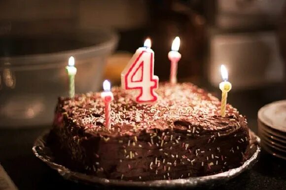 свечи на день рождения 4 года. торт со свечами мальчику 4 года. свеча в торт "с днем рождения". торт 4 свечки. торт 4 свечки.
