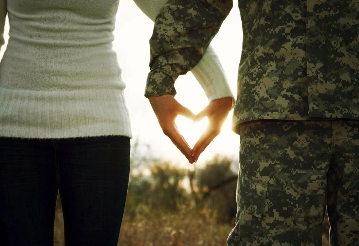 Любовь солдата. Девушка солдат. Военная фотосессия. Солдат и девушка любовь. Любимому мужу на войне