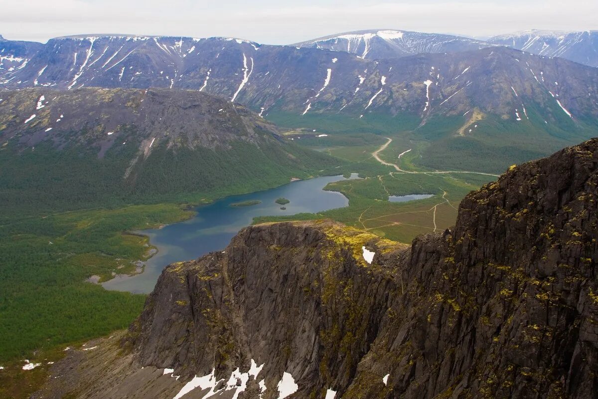 Какая река является самой длиной в мурманской. Кольский полуостров горы Хибины. Хибинские горы (Хибины). Горы в Мурманской области Хибины. Горный массив Хибины.
