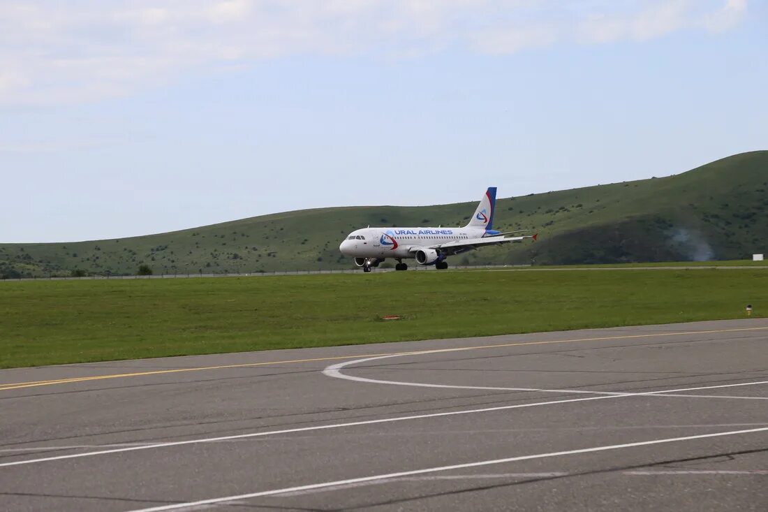 S7 горно алтайск. Уральские авиалинии Горно Алтайск. Аэропорт Горно-Алтайск. Горно-Алтайск аэропорт самолеты. Москва Горно Алтайск Уральские авиалинии.