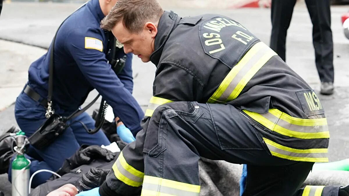 Спасательная служба 911. 911 служба спасения. передача 911 служба спасения.