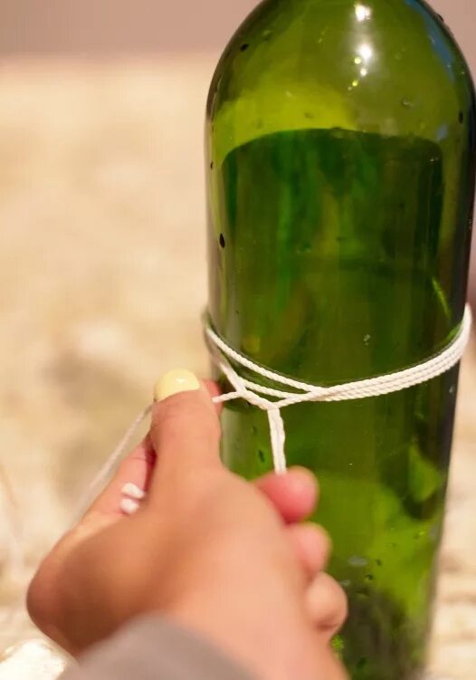 Разрезать стеклянную бутылку. Приспособа для резки стеклянных бутылок. Обрезанная бутылка. Разрезать стеклянную бутылку. Обрезать стеклянную бутылку.