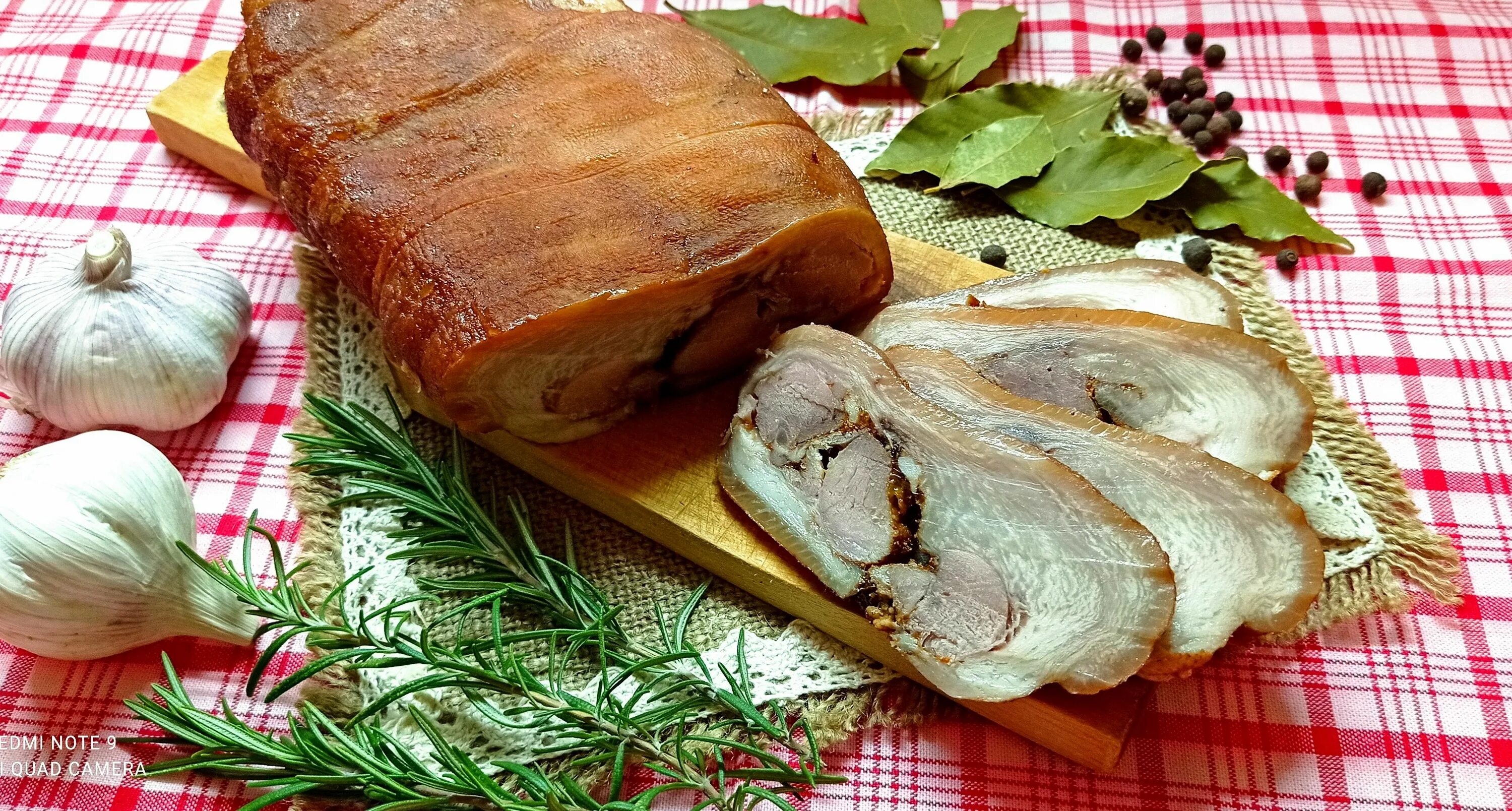 Приготовить домашнюю колбасу из свиной рульки. Рулет из свиной шкурки. колбаса из рульки свиной. рулет из рульки свиной. мясной рулет из рульки свиной.
