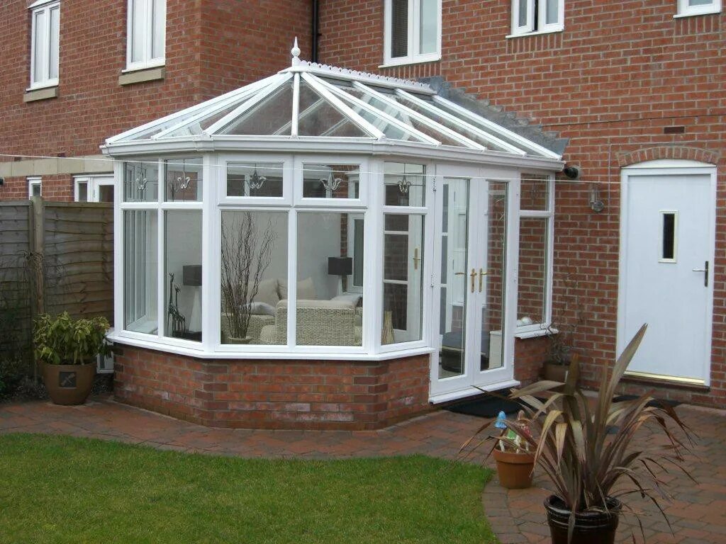 Остекление крыльца загородного. Застекленная терраса. Алютех панорамное остекление. Застекленная веранда зимний сад. Стеклянная веранда с крыльцом.