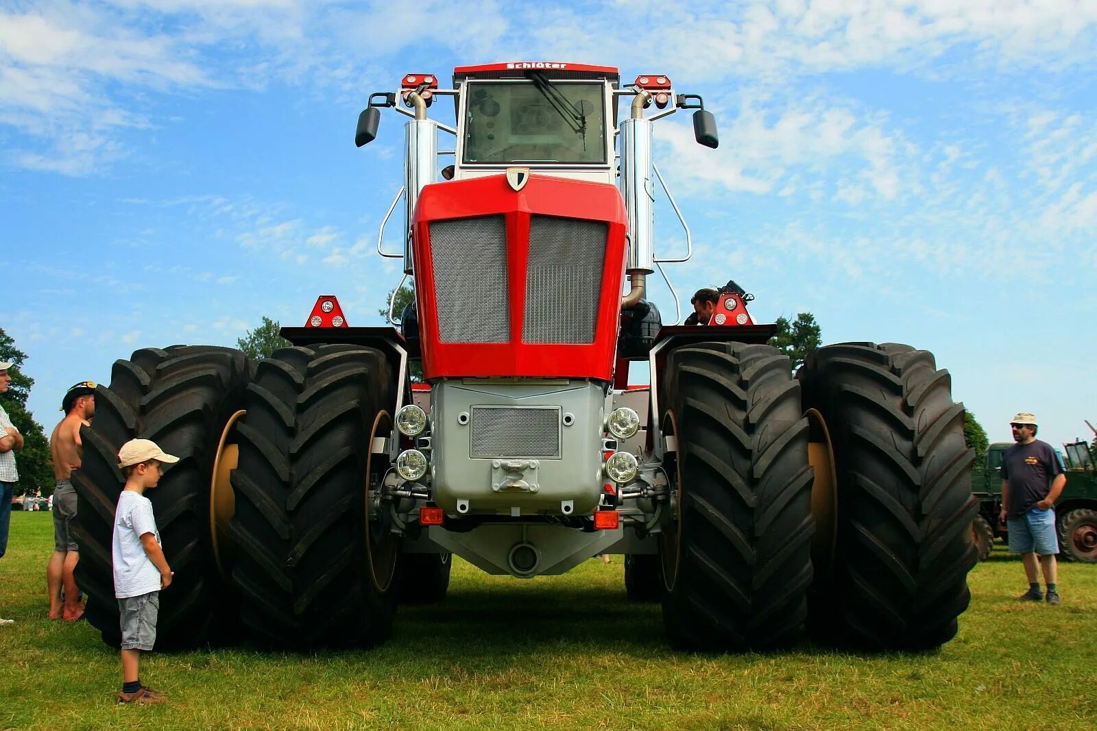 Самой дорогой трактор. Трактор колесный Фендт фармер красный. Трактор большой. Мощный трактор. Самый большой трактор.