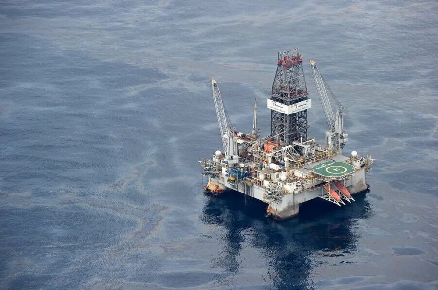 Какие ископаемые в мексиканском заливе. Нефтяная платформа в мексиканском заливе. Шельф мексиканского залива. Мексиканский залив нефтедобыча. Буровая платформа Bullwinkle.