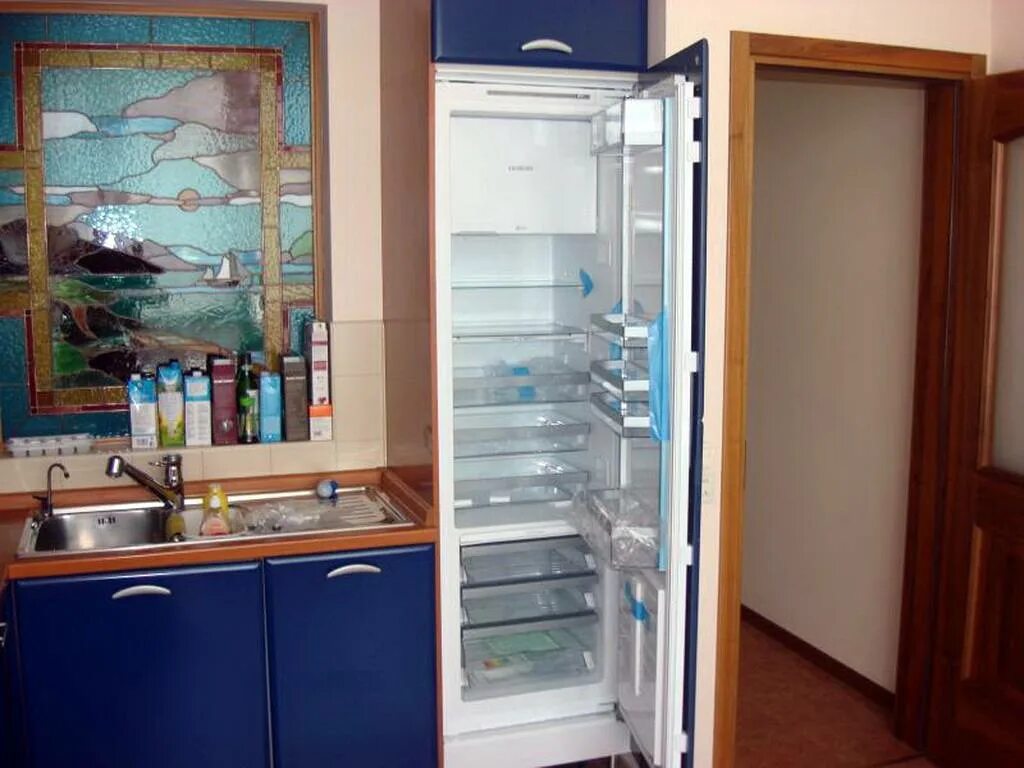 Можно ли встроить холодильник в кухонный. Шкаф для встраиваемого холодильника. холодильник в шкафу. холодильник встроенный в шкаф. встраиваемый холодильник для кухни.