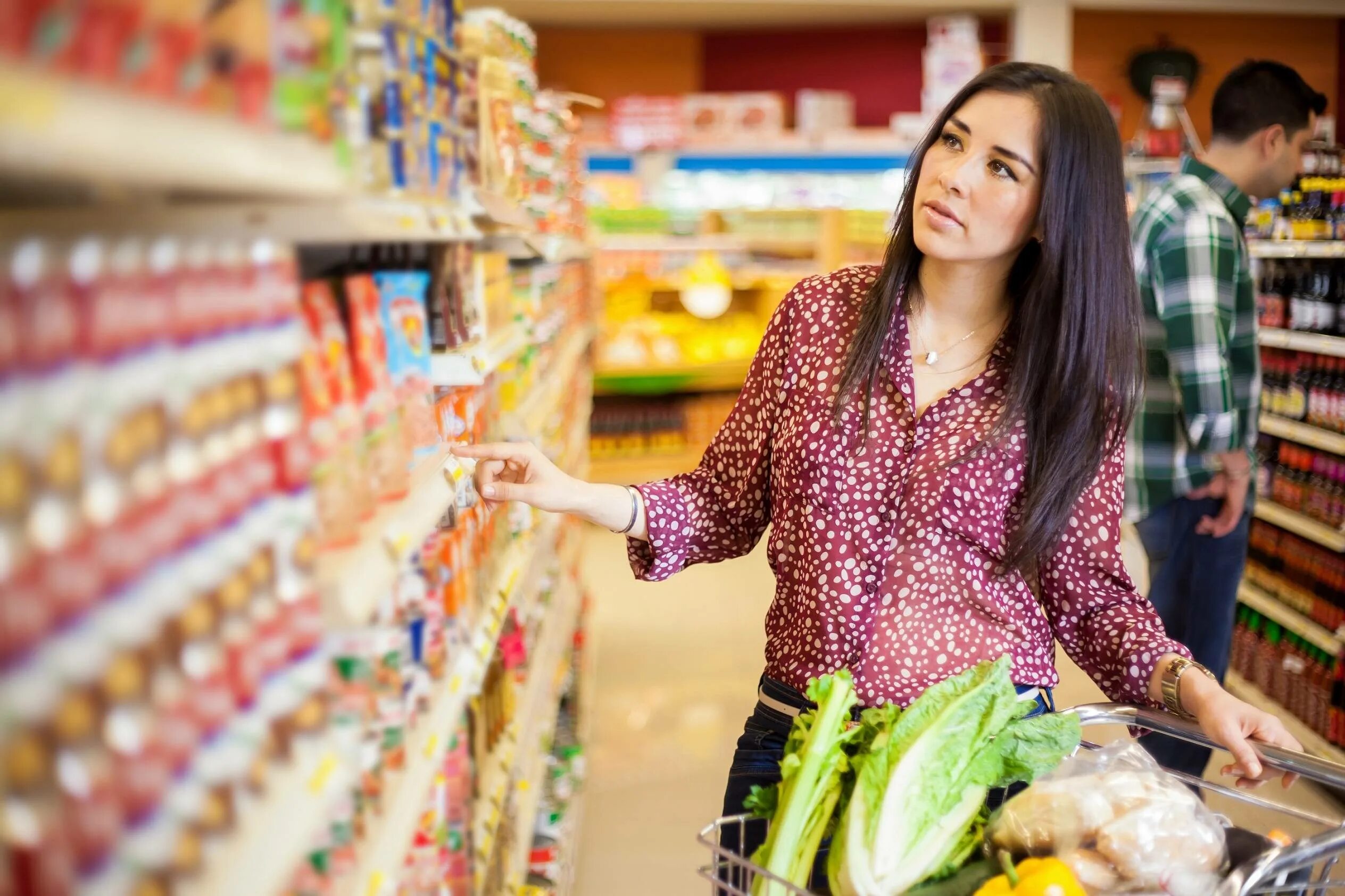 Продукты в супермаркете. Девушка в магазине. Люди в супермаркете. Покупатель в магазине.