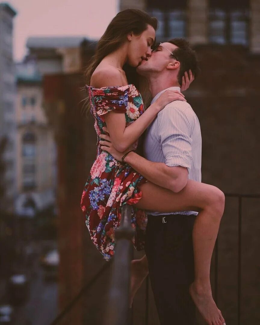 Сказать любимой как сильно ее любишь. Романтический поцелуй. Романтичный поцелуй. Романтические пары. Необычный поцелуй.