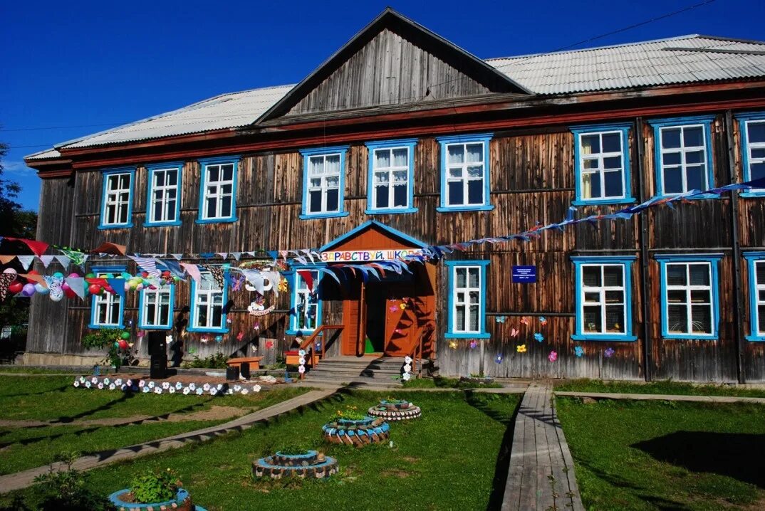 Школы в городе и деревне. Сельские школы россии. деревенская школа. сельская школа. здание школы в деревне.